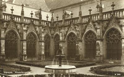 3279 Gezicht op de zuidoosthoek van de kruisgang van de Dom te Utrecht vanuit het binnenterrein, uit het noordwesten.